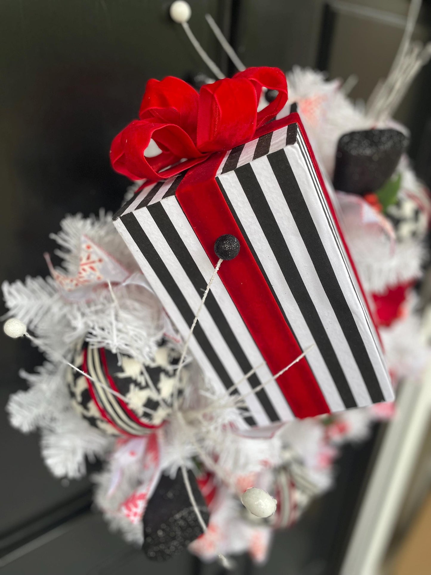 Red White Black Christmas Wreath Front Door Glam Deco Home Decorations Xmas Winter Mantle Decor Holiday Wreath Modern Swag Fireplace Wall