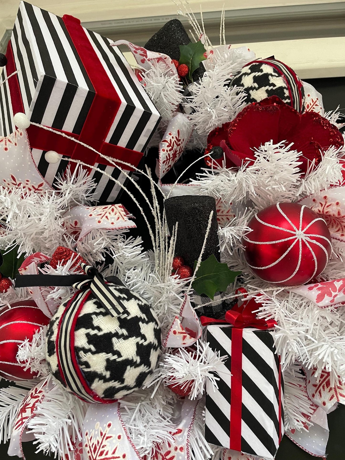 Red White Black Christmas Wreath Front Door Glam Deco Home Decorations Xmas Winter Mantle Decor Holiday Wreath Modern Swag Fireplace Wall