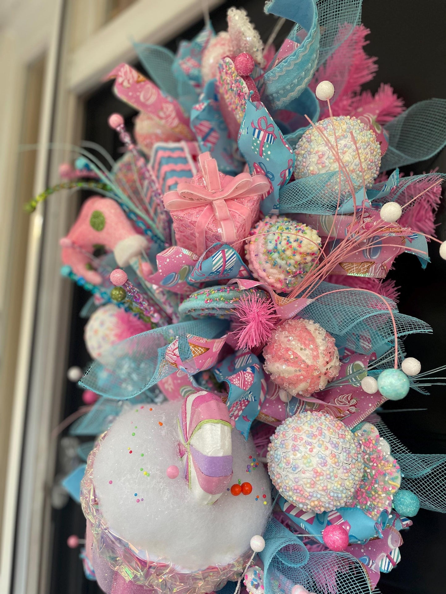 XL Candy Shop Luxury Teardrop Christmas Front Door Wreath Sweet Cake Pink Blue Home Decoration Xmas Winter Mantle Decor Holiday Advent Swag