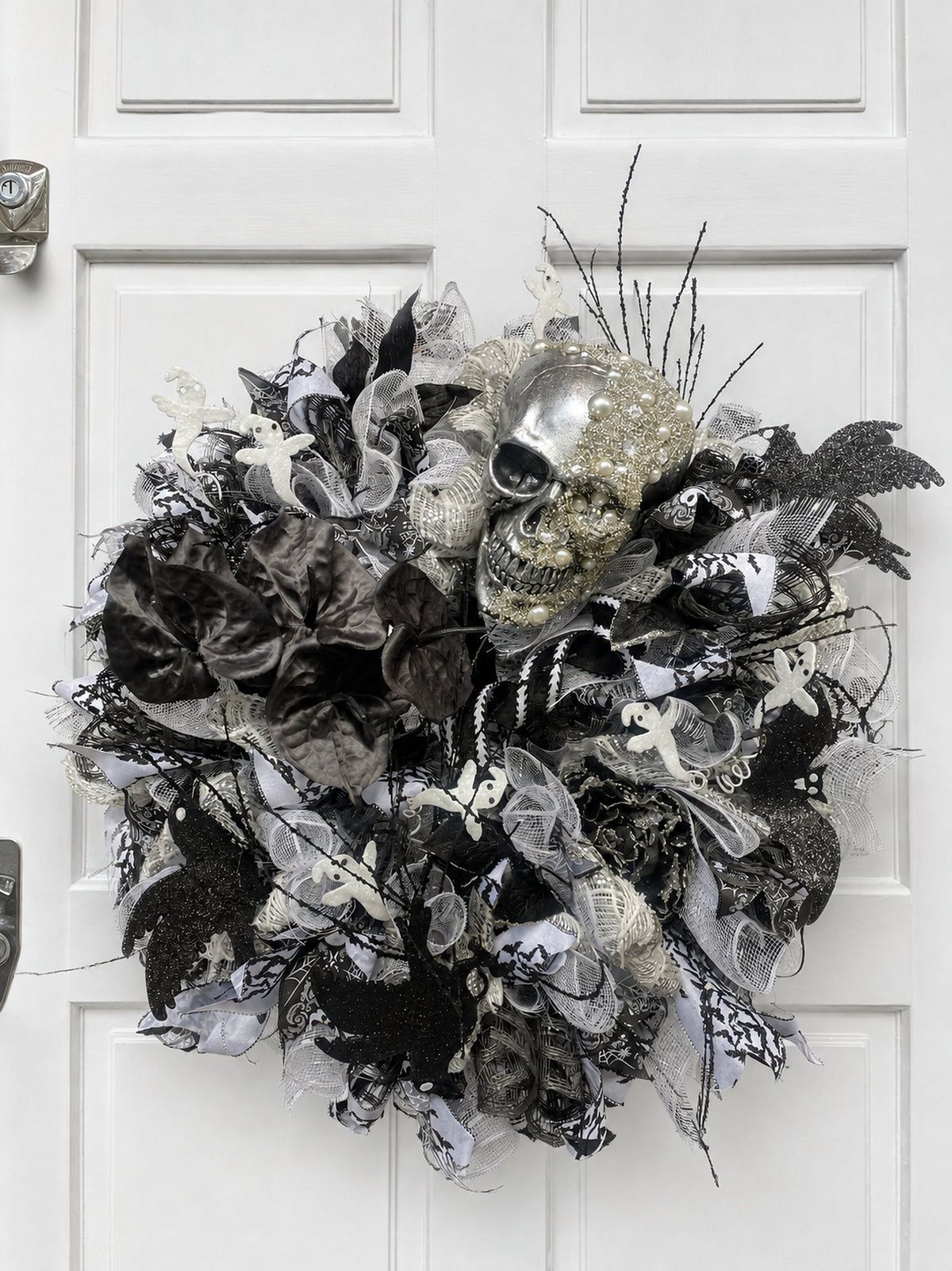 Luxury Pearl Skull Halloween Wreath | Black & White Gothic Front Door Decor | 60cm (24")