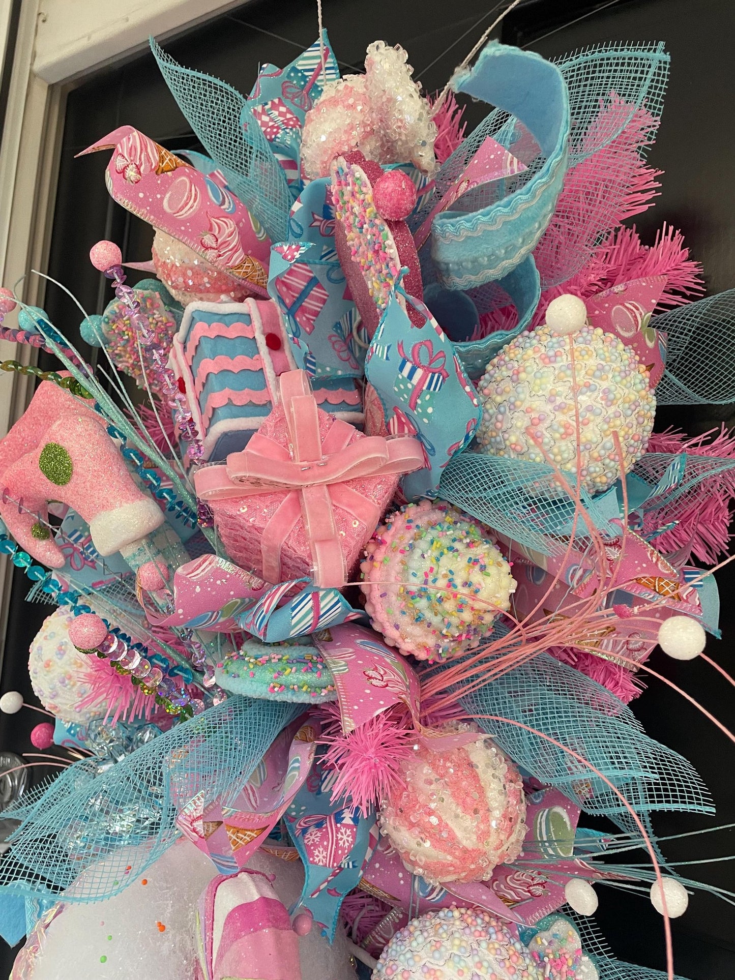 XL Candy Shop Luxury Teardrop Christmas Front Door Wreath Sweet Cake Pink Blue Home Decoration Xmas Winter Mantle Decor Holiday Advent Swag