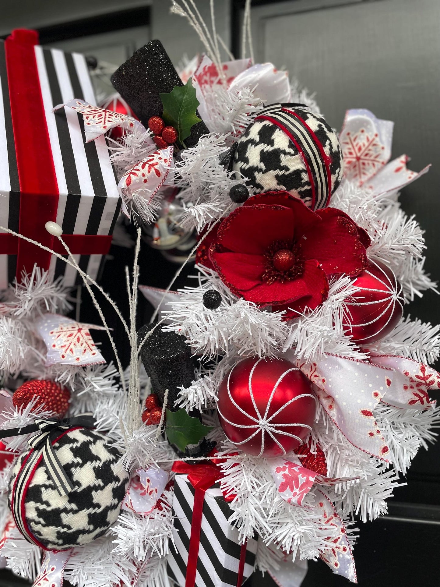 Red White Black Christmas Wreath Front Door Glam Deco Home Decorations Xmas Winter Mantle Decor Holiday Wreath Modern Swag Fireplace Wall